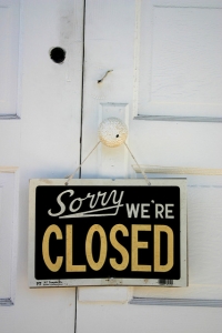 Photo d'un panneau indiquant "Sorry we're closed" (désolés, nous sommes fermés)