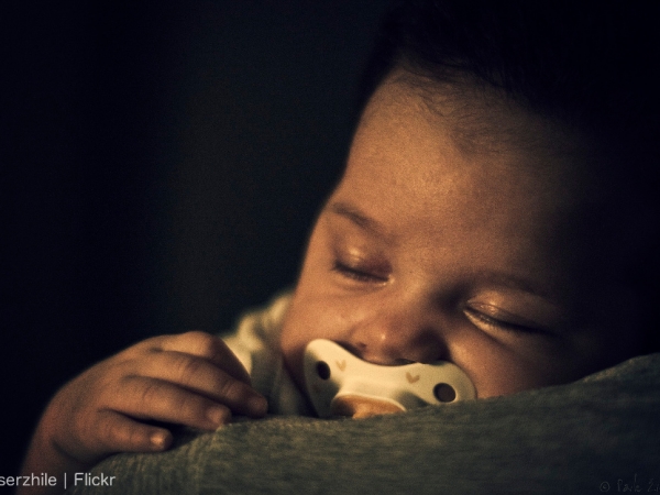 Photo d'un bébé endormi sur une épaule, par serzhile | Flickr
